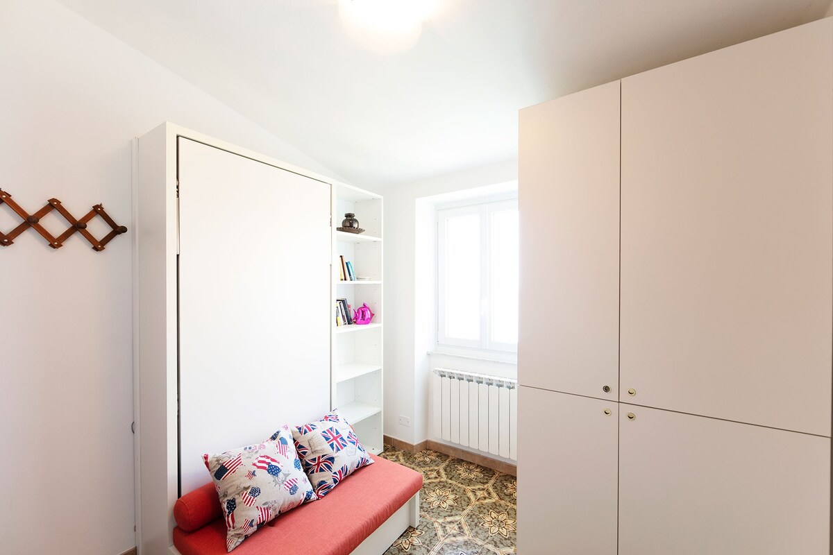 Disimpegno con mobile cucina primo piano