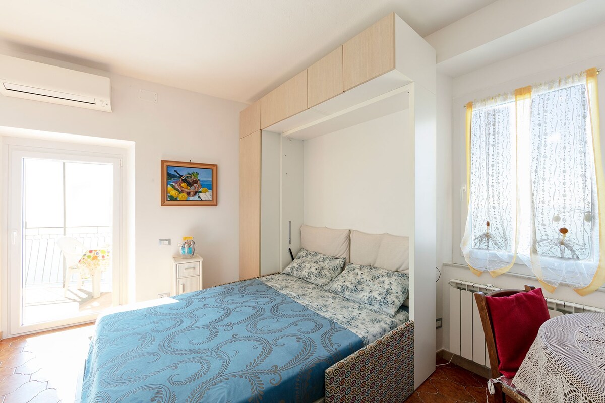 Soggiorno con divano letto al piano terra