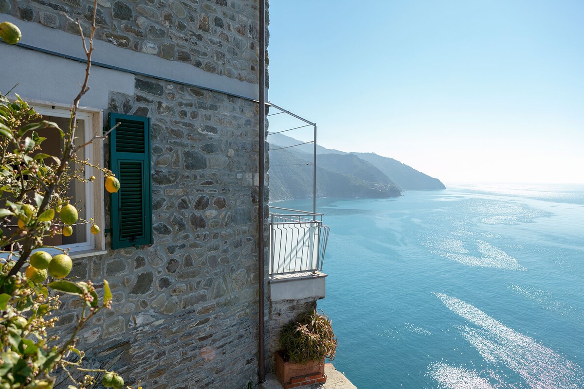 La casa vista dal cortile privato